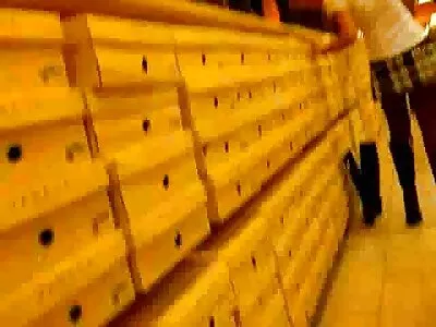 ക്രിസ്റ്റൽ ബാങ്ക്സ് ജെർക്സ് ഇറ്റ് ഹാർഡ്