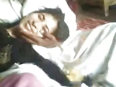 ബിയേല്ലയ്ക്ക് ഒരു മോൺസ്റ്റർ അപ്പറ്റൈറ്റ് വീഡിയോ ഉണ്ട് (റോക്സി)